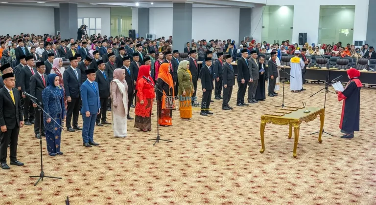 Ketua Pengadilan TInggi SUlawesi Tengah (kanan) memimpin pengucapan sumpah angggota DPRD Sulteng periode 2024-2029. (Foto: bmzIMAGES/Basri Marzuki)