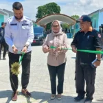 Plh Wali Kota Palu Iramayanti (kedua kanan) bersama Project Manager Humainement Concernés Iskander Di Spigno (kedua kiri) disaksikan Manager of Indonesia Daegal Aristo DP (kiri) dan Kepala BPBD Kota Palu Prestly Tampubolon (kanan) menggunting pita persemian huntap Humainement Concernés di Kelurahan Petobo, Palu, Sulawesi Tengah, Sabtu (28/9/2024). (Foto: Prokopim Setda Kota Palu/Jufri)
