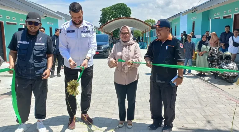 Plh Wali Kota Palu Iramayanti (kedua kanan) bersama Project Manager Humainement Concernés Iskander Di Spigno (kedua kiri) disaksikan Manager of Indonesia Daegal Aristo DP (kiri) dan Kepala BPBD Kota Palu Prestly Tampubolon (kanan) menggunting pita persemian huntap Humainement Concernés di Kelurahan Petobo, Palu, Sulawesi Tengah, Sabtu (28/9/2024). (Foto: Prokopim Setda Kota Palu/Jufri)