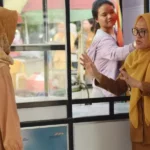 Sekkot Palu, Irmayanti (kanan) berbincang dengan seorang pelaku UMKM usai menyerahkan bantuan gerobak usaha di Baruga Street Food, palu, Senin (23/9/2024). (Foto: Prokopimda Palu/Imron)