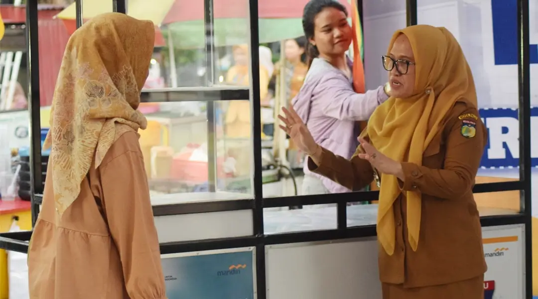 Sekkot Palu, Irmayanti (kanan) berbincang dengan seorang pelaku UMKM usai menyerahkan bantuan gerobak usaha di Baruga Street Food, palu, Senin (23/9/2024). (Foto: Prokopimda Palu/Imron)