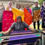 Plh Wali KOta Palu, Irmayanti (keempat kiri) bersama rombongan DWP Pengayoman menunjukkan kain tenun kelor di IKM Mawardi, Pantoloan Boya, Kamis (26/9/2024). (Foto: Prokopi Kota Palu/Jufri)