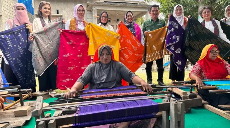 Plh Wali KOta Palu, Irmayanti (keempat kiri) bersama rombongan DWP Pengayoman menunjukkan kain tenun kelor di IKM Mawardi, Pantoloan Boya, Kamis (26/9/2024). (Foto: Prokopi Kota Palu/Jufri)