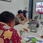Kepala Pelaksana BPBD Kota Palu, Presly Tampubolon (kiri membelakang) mengikut zoom meeting upaya peningkatan kapasitas Operation of Earthquake and Tsunami Analysis and Warning Dissemination di Palu, Kamsi (12/9/2024). (Foto: Prokopim Setda Kota Palu/Iwan)