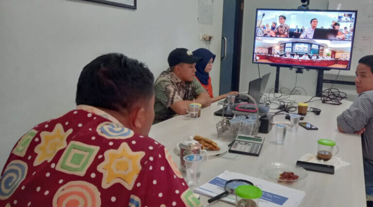 Kepala Pelaksana BPBD Kota Palu, Presly Tampubolon (kiri membelakang) mengikut zoom meeting upaya peningkatan kapasitas Operation of Earthquake and Tsunami Analysis and Warning Dissemination di Palu, Kamsi (12/9/2024). (Foto: Prokopim Setda Kota Palu/Iwan)