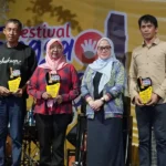 Sekkot Palu, Irmayanti (ketiga kanan) pada penutupan Festival Tangga Banggo di Kelurahan Siranindi, Palu, Minggu (22/9/2024) malam. (Foto: Prokopimda Palu/Jufri)