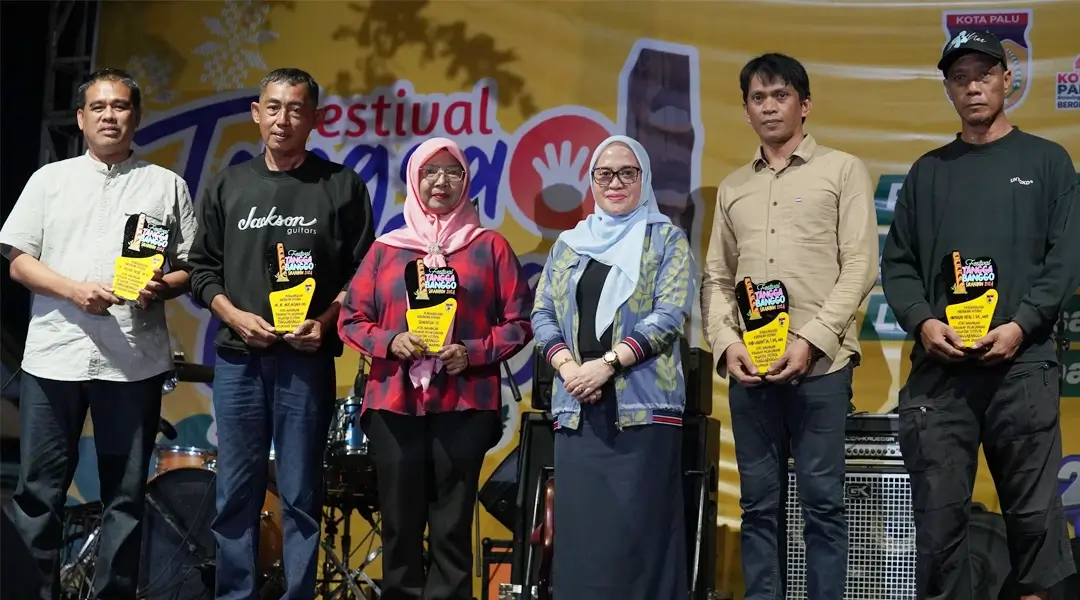 Sekkot Palu, Irmayanti (ketiga kanan) pada penutupan Festival Tangga Banggo di Kelurahan Siranindi, Palu, Minggu (22/9/2024) malam. (Foto: Prokopimda Palu/Jufri)