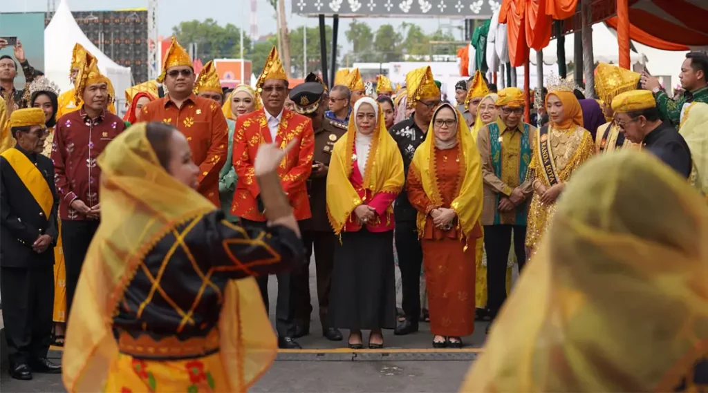 Menkumham Supratman Andi Agtas (keempat kiri), Pjs Gubernur Sulteng Novalina (kelima kanan), Ketua DPRD Kota Palu Rico T Djanggola (ketiga kiri), Plh Wali Kota Palu Irmayanti Pettalolo (keempat kanan) disambut tari adat setibanya di Halaman Kantor Wali Kota Palu untuk peringatan HUT ke-46 Kota Palu, Jumat (27/9/2024). (Foto: Prokopim Kota Palu/Jufri)