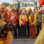 Menkumham Supratman Andi Agtas (keempat kiri), Pjs Gubernur Sulteng Novalina (kelima kanan), Ketua DPRD Kota Palu Rico T Djanggola (ketiga kiri), Plh Wali Kota Palu Irmayanti Pettalolo (keempat kanan) disambut tari adat setibanya di Halaman Kantor Wali Kota Palu untuk peringatan HUT ke-46 Kota Palu, Jumat (27/9/2024). (Foto: Prokopim Kota Palu/Jufri)