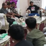 Wali Kota Palu, Hadianto Rasyid (kanan) bersama sejumlah perwakilan warga Kelurahan Tipo bertemu dengan Gubernur Sulteng Rusdy Mastura di Rujab Gubernur, Minggu (22/9/2024). (Foto: Prokopimda Palu/Jufri)