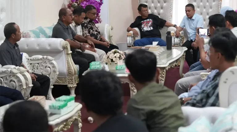 Wali Kota Palu, Hadianto Rasyid (kanan) bersama sejumlah perwakilan warga Kelurahan Tipo bertemu dengan Gubernur Sulteng Rusdy Mastura di Rujab Gubernur, Minggu (22/9/2024). (Foto: Prokopimda Palu/Jufri)