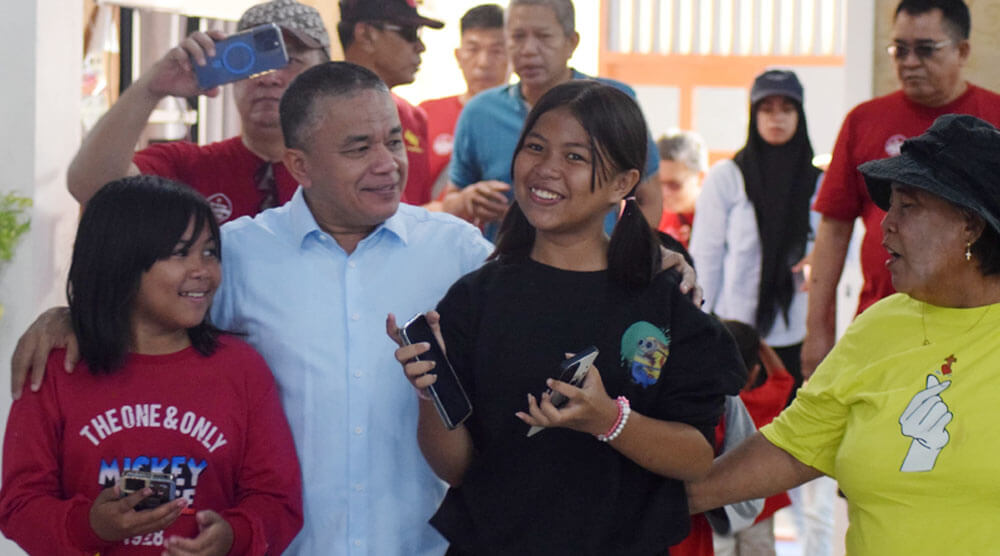 Wali Kota Palu, Hadianto Rasytid (tengah) bersama Jemaat GPID Manunggal Palu usai pengucapan syukur HUT ke-44 di Palu, Sabtu (14/9/2024). (Foto: Prokopim Setda Kota Palu/Imron)