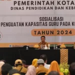 Sekkot, Irmayanti (kiri) membacakan sambutan Wali Kota Palu pada pembukaan Sosialisasi penguatan kapasitas guru mata pelajaran di Palu, Senin (23/9/2024). (Foto: prokopimda Palu/Jufri)