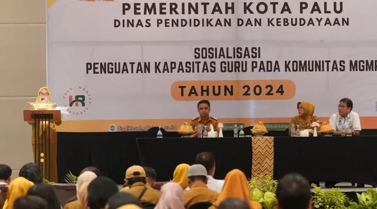 Sekkot, Irmayanti (kiri) membacakan sambutan Wali Kota Palu pada pembukaan Sosialisasi penguatan kapasitas guru mata pelajaran di Palu, Senin (23/9/2024). (Foto: prokopimda Palu/Jufri)