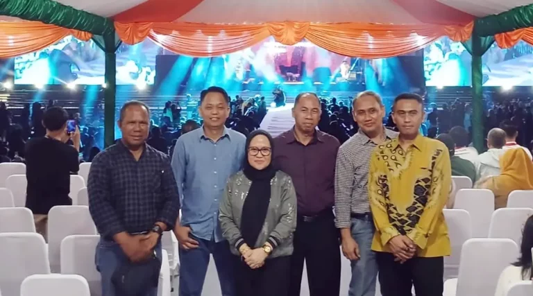 Plh Wal;i Kota Palu, Irmayanti (ketiga kiri) bersama sejumlah pejabat lingkup Pemkot Palu pada kosner Palu Berdendang di Lapangan Vatulemo, Kamis (26/9/2024) malam. (Foto: Prokopim Kota Palu/Jufri)