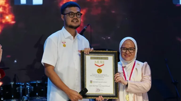 Plh Wali Kota Palu, Irmayanti Pettalolo (kanan) menerima sertifikat rekor MURI atas penyajian ikan mujair kuah asam terbanyak di HUT ke-46 Kota Palu, Lapangan Vatulemo, Sabtu (28/9/2024). (Foto: Prokopim Setda Kota Palu/Jufri)