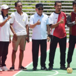 Wali Kota Palu, Hadianto Rasyid (ketiga kanan) berfoto bersama warga usai meresmikan lapangan sepaktakraw di Kelurahan Kayumalue Ngapa, Sabtu (14/9/2024). (Foto: Prokopim Setda Kota Palu/Imron)