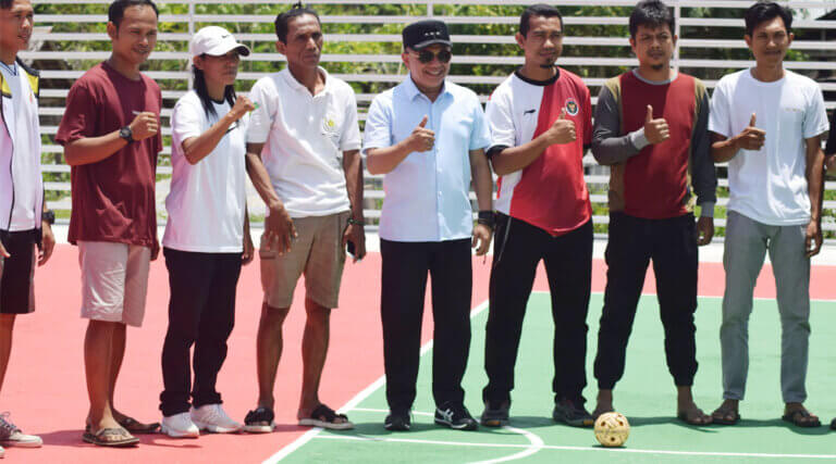 Wali Kota Palu, Hadianto Rasyid (ketiga kanan) berfoto bersama warga usai meresmikan lapangan sepaktakraw di Kelurahan Kayumalue Ngapa, Sabtu (14/9/2024). (Foto: Prokopim Setda Kota Palu/Imron)