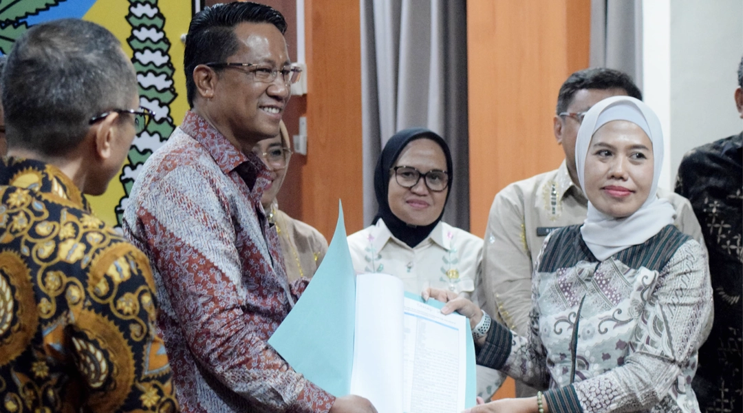 Menkumham, Supratman Andi Agtas (kanan) menyerahkan naskah kepada Direktur SKP-HAM, Nurlaela Lamasitudju (kanan) disaksikan Plh Wali Kota Palu Irmayanti Pettalolo (tengah) di ruang kerja Gubernur Sulteng, kamsi (26/9/2024). (Foto: Prokopim Kota Palu/Imron)