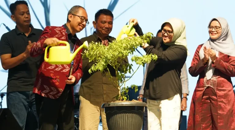 Plh Wali Kota Palu, Irmayanti (kedua kanan) menyiram tanaman cabai menandai peluncuran Program Tim Pengendalian Inflasi Daerah Mandiri Tangguh Pangan pada konser MovinAhead di lapangan Vatulemo, Juamt (27/9/2024) malam. (Foto: Prokopim Kota Palu/Jufri)