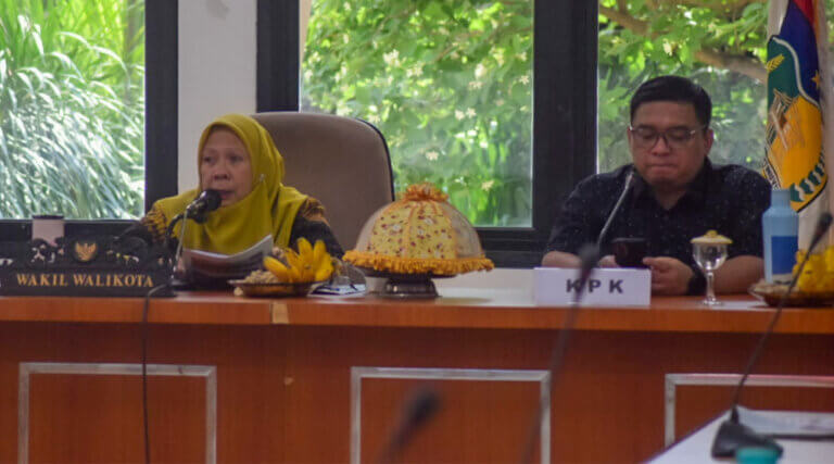 Wakil Wali Kota Palu, dr Reny A Lamadjido (kiri) pada pembykaan Rakor Pengawasan Pryek Strategi di RUang bantaya Kota Palu, Kamis (12/9/2024). (Foto: Prokoim Setda Kota Palu./Imron)