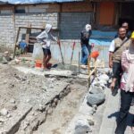 Sekkot Palu, Irmayanti (kanan) usai meletakkan batu pertama pembangunan rumah untuk keluarga miskin proek ZakSPOFH di Kelurahan Nunu, Palu, Jumat (6/9/2024). (Foto: Prokpim Setda Kota Palu/Jufri)