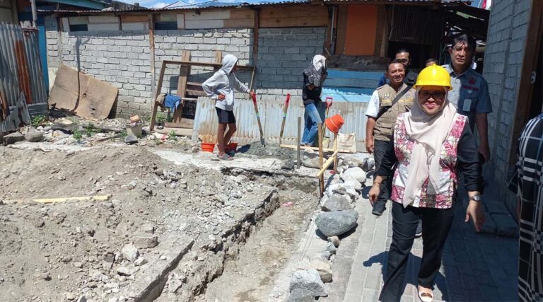 Sekkot Palu, Irmayanti (kanan) usai meletakkan batu pertama pembangunan rumah untuk keluarga miskin proek ZakSPOFH di Kelurahan Nunu, Palu, Jumat (6/9/2024). (Foto: Prokpim Setda Kota Palu/Jufri)