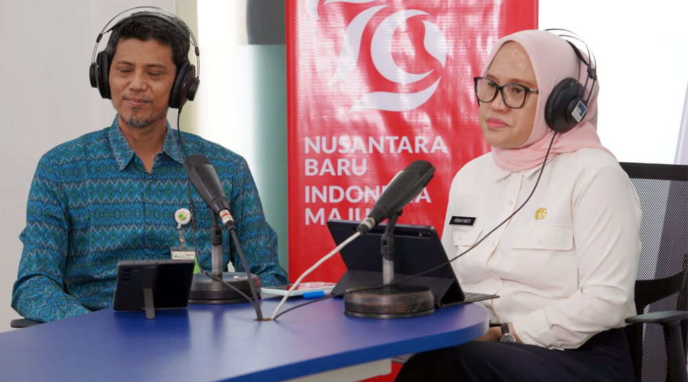 Sekkot Palu, Irmayanti Pettalolo (kanan) pada dialog di RRI Palu, Rabu (3/9/2024). (Foto: Prokpim Setda Kota Palu/Iwan)