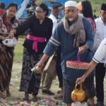 Asisten Bidang Pemerintahan dan Kesra, Usman (kedua kanan) menaburka bunga di lokasi bencana likuifaksi Petobo, Sabtu (28/9/2024). (Foto: Prokpim Kota Palu/Imron)