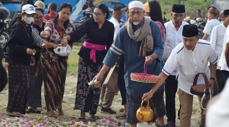 Asisten Bidang Pemerintahan dan Kesra, Usman (kedua kanan) menaburka bunga di lokasi bencana likuifaksi Petobo, Sabtu (28/9/2024). (Foto: Prokpim Kota Palu/Imron)