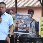 Wali KOta Palu, Hadianto Rasyid (kiri) berbicara di depan warga yang melakukan aksi penolakan usaha tambang di Tipo, Sabtu (14/9/2024). (Foto: Prokopim Setda Kota Palu/Imron)