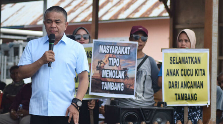 Wali KOta Palu, Hadianto Rasyid (kiri) berbicara di depan warga yang melakukan aksi penolakan usaha tambang di Tipo, Sabtu (14/9/2024). (Foto: Prokopim Setda Kota Palu/Imron)