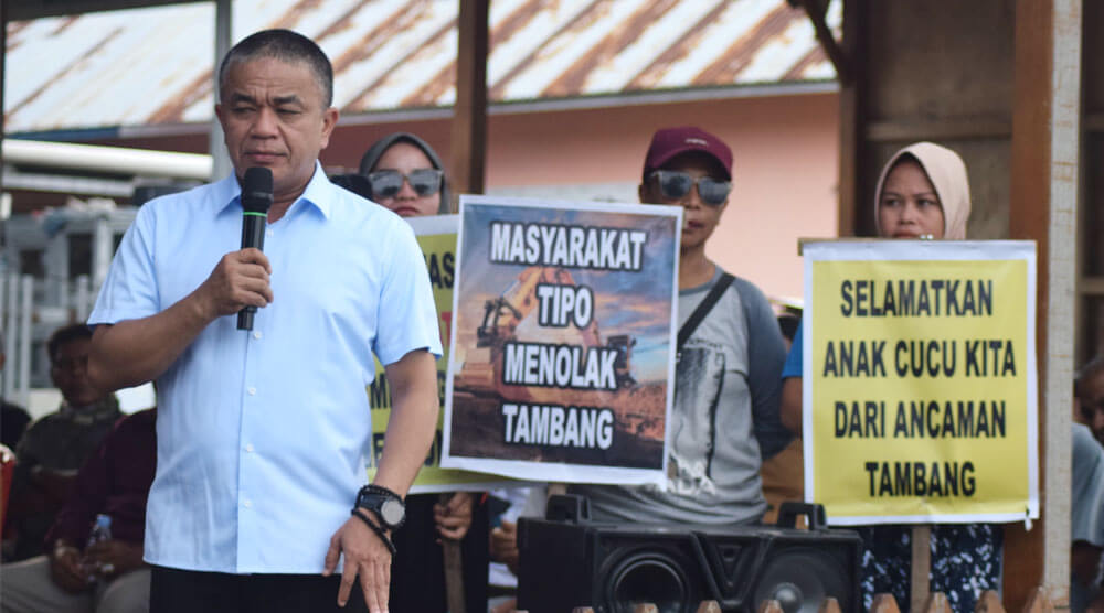 Wali KOta Palu, Hadianto Rasyid (kiri) berbicara di depan warga yang melakukan aksi penolakan usaha tambang di Tipo, Sabtu (14/9/2024). (Foto: Prokopim Setda Kota Palu/Imron)