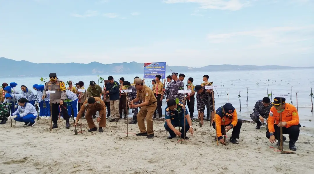 Aksi penanaman mangrove di pantai Kelurahan Baiya Palu memperingati hari maritim Nasional dan HUT ke-79 TNI. (Foto: Prokopimda Palu/Imron)