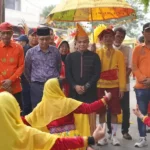 Wali Kota Palu, Hadainto Rasyid (tengah) disambut tarian adat pada pembukaan Festival Tangga Banggo di Kelurahan Siranindi, Palu, Jumat (20/9/2024). (Foto: Prokopimda Palu/Iwan)
