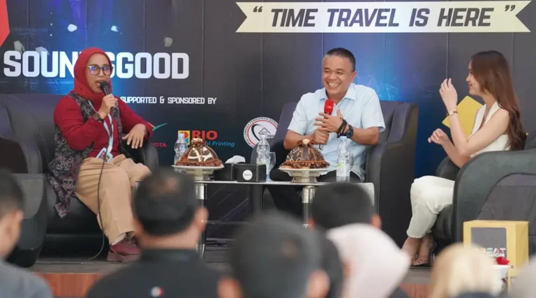 Wali Kota Palu, Hadianto Rasyid (tengah) pada interactive English talkshow di Palu, Minggu (22/9/2024). (Foto: Prokopimda Palu/Jufri)