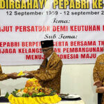 Berbagi nasi tumpeng pada perayaan HUT ke-65 Pepabri yang digelar di Gedung Juang, Palu, Kamis (12/9/2024). (Foto: Pnerem 132/Tdl)