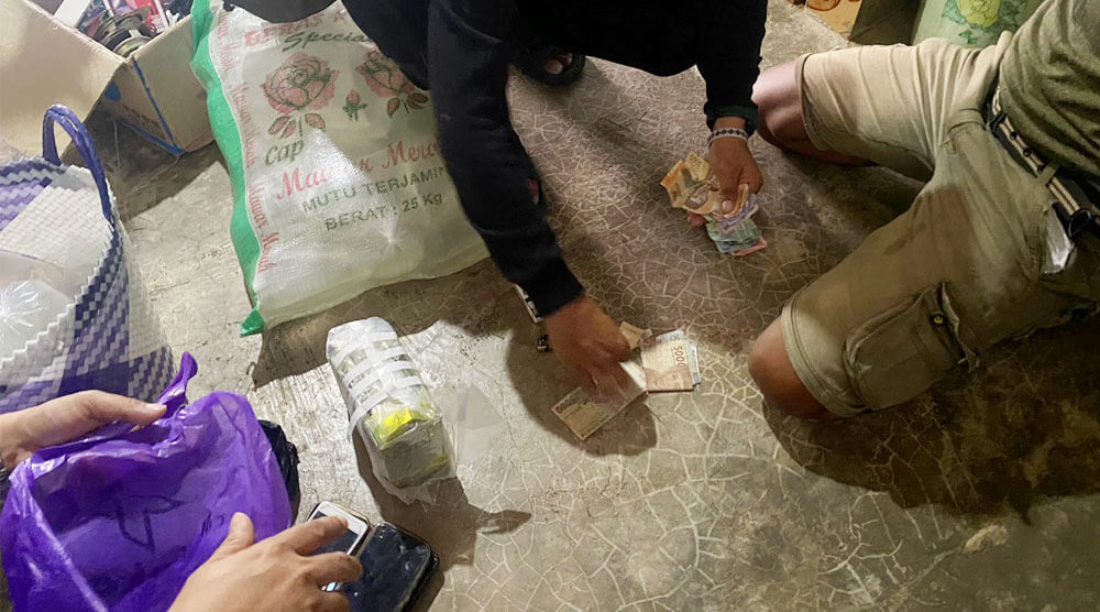 Paket sabu yang ditemukan di rumah tersangka A di Desa Dalaka, Sindue, Donggala. (Foto: Humas Polda Sulteng)
