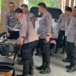 Tim Itwasda Polda SUlteng memeriksa perlengkapan keamanan POlresta Palu di Kantor KPU Kota Palu, Sabtu (28/9/2024). (Foto: Humas Polresta Palu)