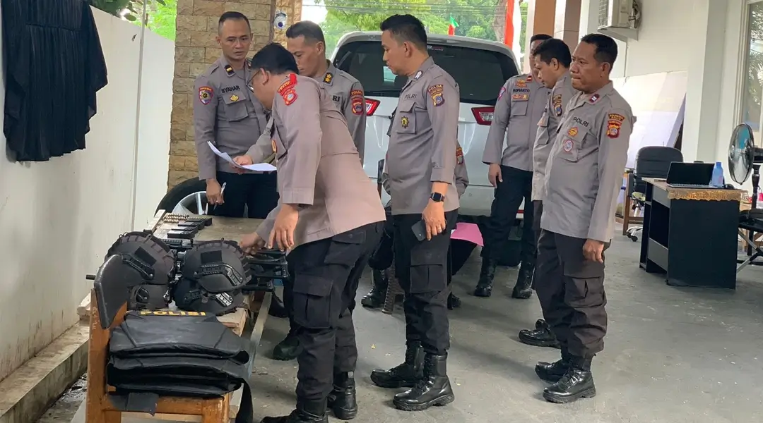 Tim Itwasda Polda SUlteng memeriksa perlengkapan keamanan POlresta Palu di Kantor KPU Kota Palu, Sabtu (28/9/2024). (Foto: Humas Polresta Palu)