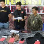 Kasubnit 1 Unit Jatanras Polresta Palu IPDA Jodaenis R. Mahardika (tengah) didampingi Kepala Unit Jatanras Polresta Palu, IPDA Dwi Wahyu Sagita Ramadhandan (kedua kiri) dan PS. Kasubsi PIDM Polresta Palu, AIPTU I Kadek Aruna (kiri) pad akonferensi pers di Mapolresta Palu, Selasa (3/9/2024). (Foto: Humas Polresta Palu)