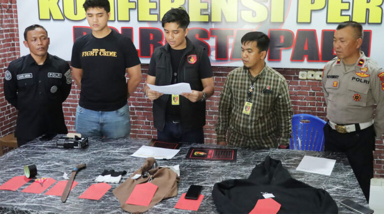 Kasubnit 1 Unit Jatanras Polresta Palu IPDA Jodaenis R. Mahardika (tengah) didampingi Kepala Unit Jatanras Polresta Palu, IPDA Dwi Wahyu Sagita Ramadhandan (kedua kiri) dan PS. Kasubsi PIDM Polresta Palu, AIPTU I Kadek Aruna (kiri) pad akonferensi pers di Mapolresta Palu, Selasa (3/9/2024). (Foto: Humas Polresta Palu)