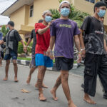 Sejumlah tersangka kejahatan digiring petugas di Maporlesta Palu, Sulawesi Tengah, Selasa (3/9/2024). (bmzIMAGES/Basri Marzuki)
