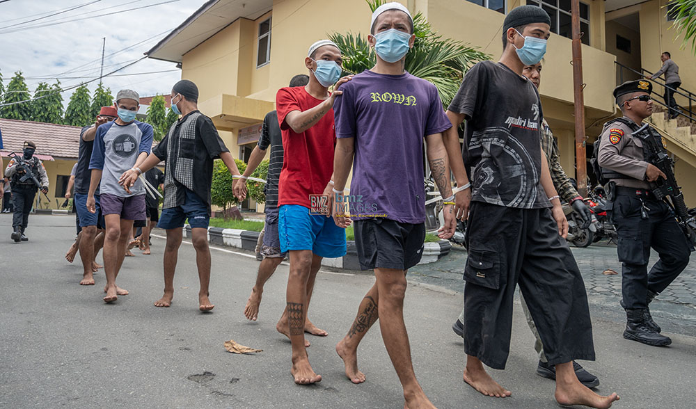 Sejumlah tersangka kejahatan digiring petugas di Maporlesta Palu, Sulawesi Tengah, Selasa (3/9/2024). (bmzIMAGES/Basri Marzuki)
