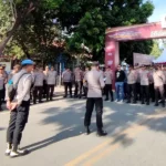 Sejumlah personel Polresta Palu apel pengamanan menjelang rapat pleno penetapan dan pengundangan nomor urut paslo wali kota dan wakil wali kota Palu, Minggu (22/9/2024). (Foto: Humas Polresta Palu)