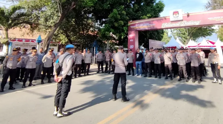 Sejumlah personel Polresta Palu apel pengamanan menjelang rapat pleno penetapan dan pengundangan nomor urut paslo wali kota dan wakil wali kota Palu, Minggu (22/9/2024). (Foto: Humas Polresta Palu)