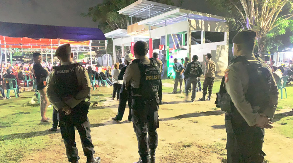 Sejumlah anggota polisi berjaga saat dilakukan pertemuan Bapaslon Wali Kota Palu di Kayumalue Ngapa, Palu Utara, Jumat (13/9/2024) malam. (Foto: Humas Polresta Palu)