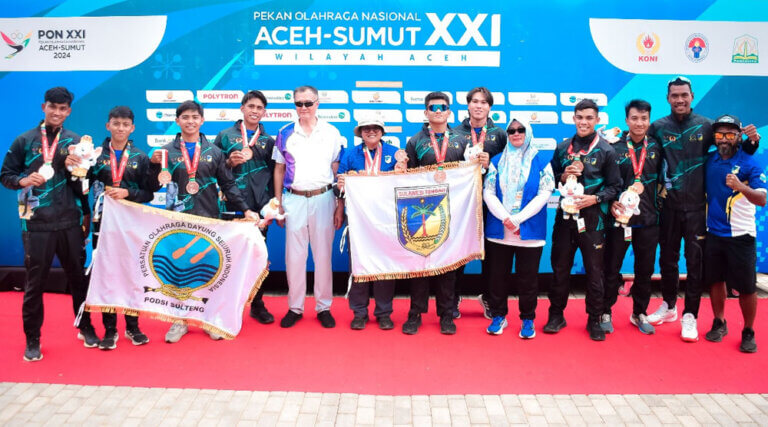Tim dayung Sulteng berpose usai menerima medali perunggu di Aceh Besar, Jumat (13/9/2024). (Foto: TIm Media PON Sulteng)