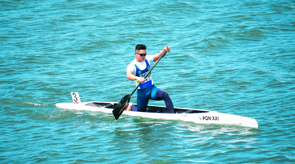 Atlet dayung Sulawesi Tengah, Serda Febrian Valentino Moula melaju ke babak semi final dalam kategori canoeing jarak 1.000 meter pada PON XXI Aceh-Sumut 2024, Selasa (3/9/2024). (Foto: Ist)