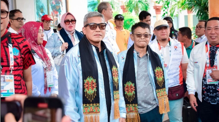 Gubernur Sulteng Rusdy mastura (kedua kanan) bersama Ketua Kontingan PON Sulteng, Brigjen TNI Ddy Triwinarto saat tidab di Banda Aceh, Senin (9/9/2024). (Foto: Ist)